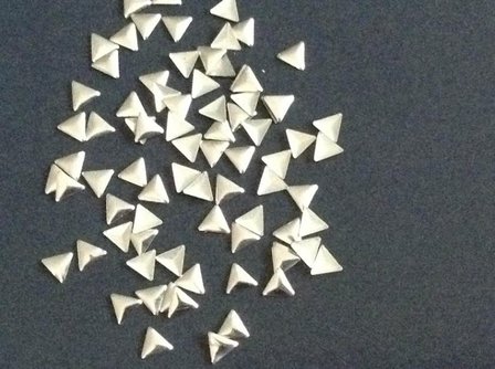 Nailheads silver driehoekjes +/-  75 stuks